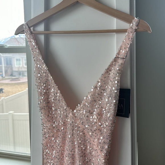 Mac Duggal V-NECK SEQUINED HALTER MIDI DRESS - Picture 5 of 5